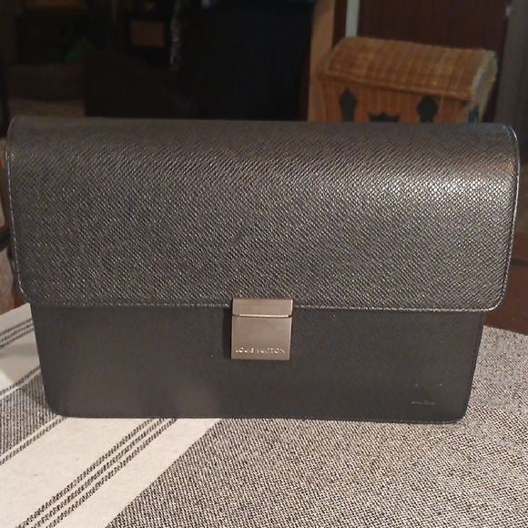 AUTHENTIC LOUIS VUITTON TAIGA SELENGA CLUTCH HAND BAG BLACK LEATHER - Picture 1 of 16